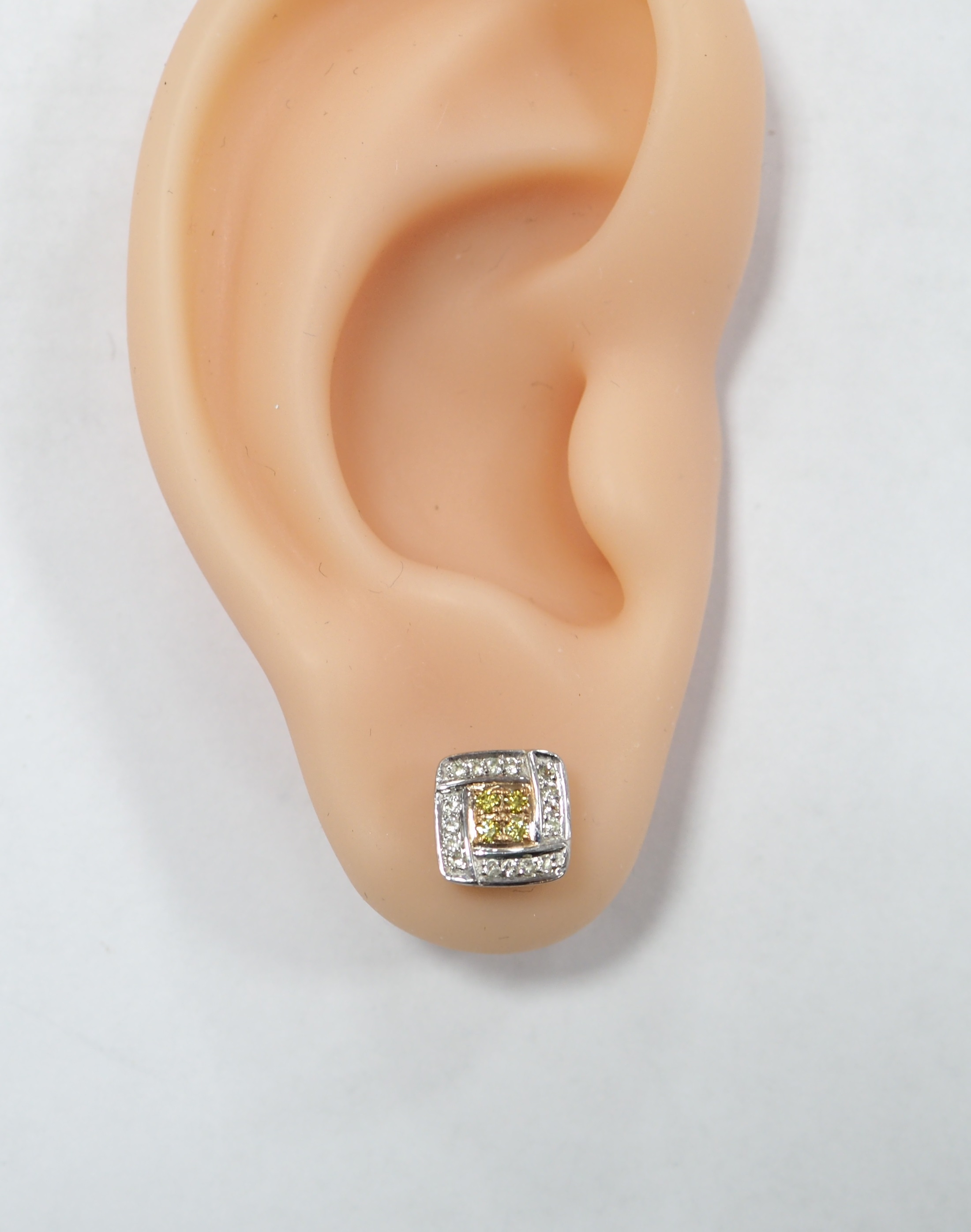 Серебряные серьги-пусеты 925 пробы; вставки 8 Бр.Кр-57 желт.(Н) 0,117 5/5А; 32 Топаз бесцв.;